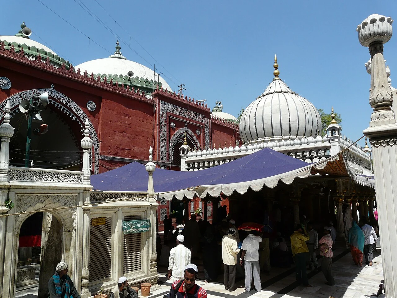 The white dome and red arches at Nizamuddin Dargah in Delhi